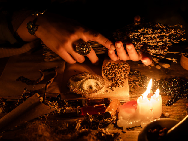 Masă de consultație spirituală cu lumânări și plante